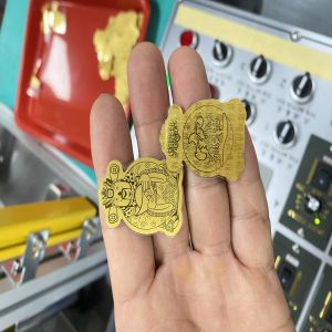 财神到(dào)手機(jī)貼定制(zhì)0.1克足金(jīn)999金(jīn)片黃(huáng)金(jīn)加工(gōng)定制(zhì)工(gōng)廠(chǎng)水(shuǐ)貝黃(huáng)金(jīn)